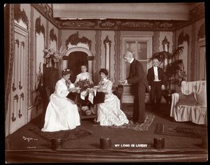 Una scena da una produzione amatoriale di una commedia intitolata My Lord in Livery